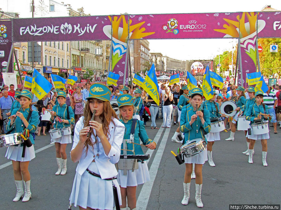 Барабаны — не заметил, барабанщицы — богини!!! Киев, Украина