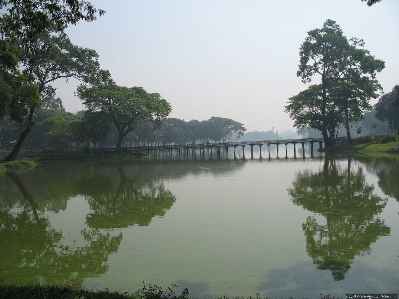 Озеро Kandawgyi Lake в Янгуне Янгон, Мьянма