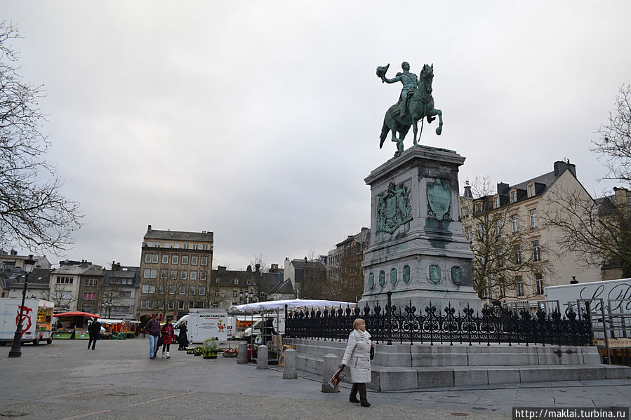 В восточной стороне площади расположен памятник Вильгельму II, который после европейских революций 1830 года стал королем Нидерландов и одновременно Великим Герцогом Люксембургским, в честь него и названа площадь. Люксембург, Люксембург
