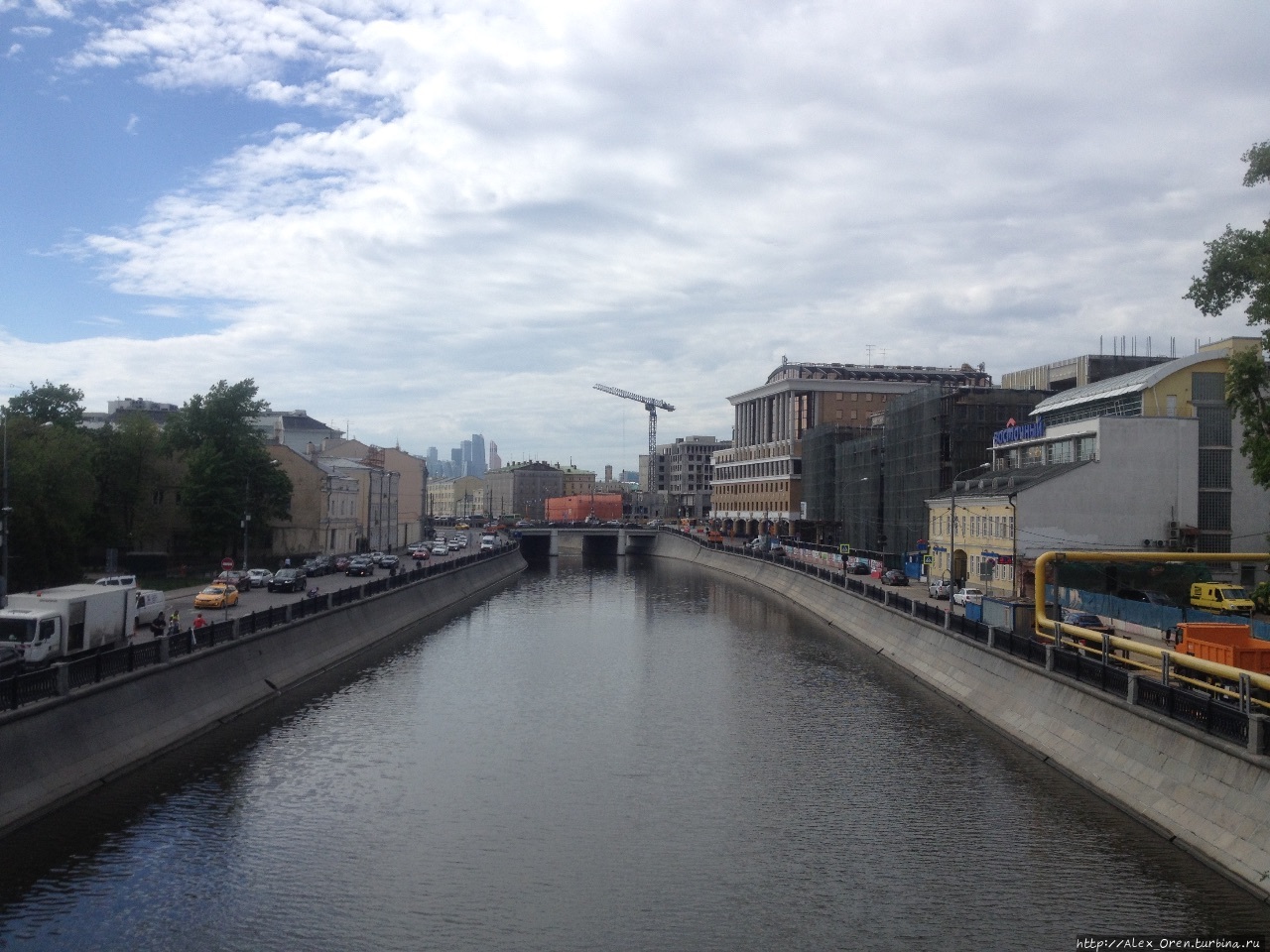 Водоотводный канал, вид с мостика. Москва, Россия
