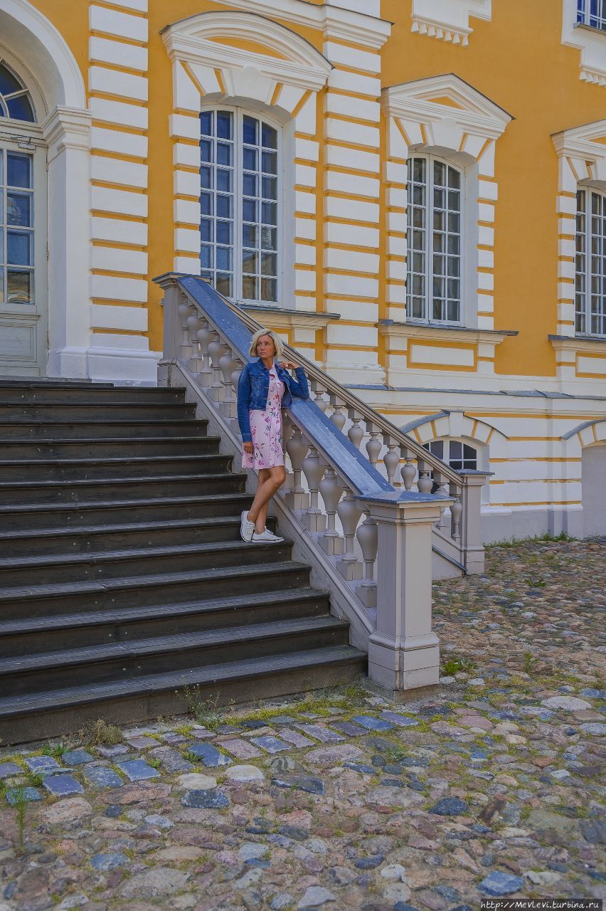 В  Рундале у дворца Рундале, Латвия
