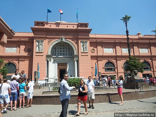 Фасад здания музея Фасад здания музея