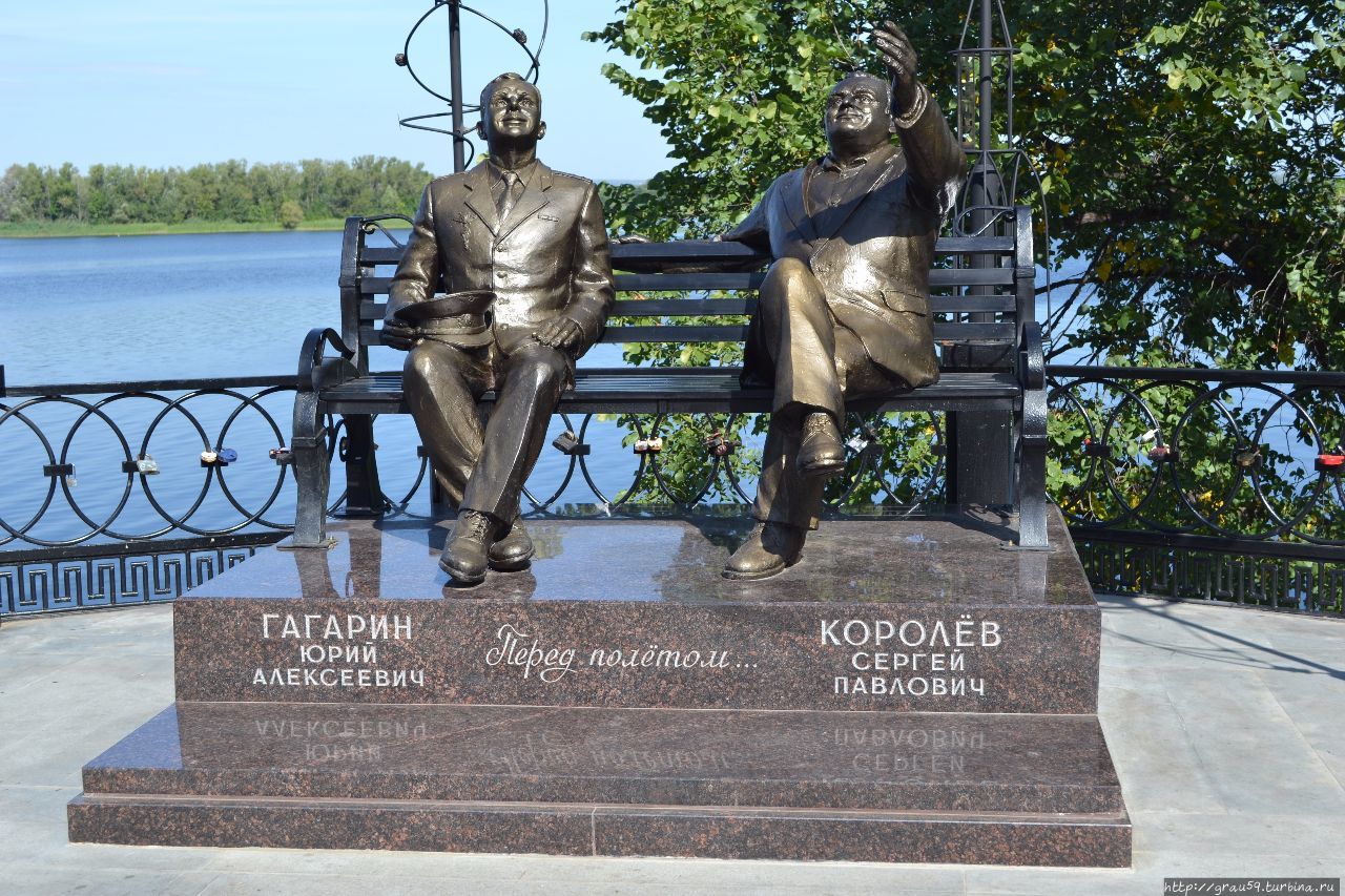 Памятник Королёву и Гагарину в Энгельсе