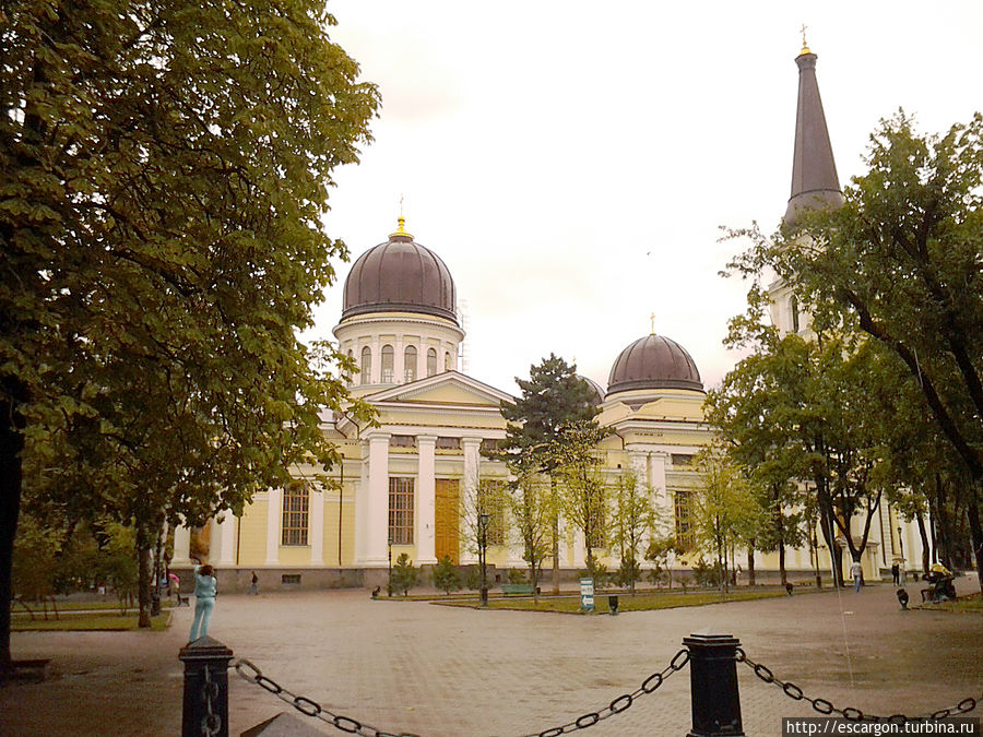 В 1936 собор был разобран большевиками. Перед этим главный архитектор Одессы подписал постановление о том, что Собор не представляет архитектурной ценности. После этого власти решили устроить увеселительное место на месте собора, а на месте алтаря устроить туалет. Однако академик Филатов подверг резкой критике этот план. На месте алтаря установили фонтан с вазой в виде цветка, которую стали называть вазой Филатова.
Заново собор был восстановлен только в начале 21 века(1999-2005), причем исключительно на пожертвования верующих. В 2008 году в честь двухсотлетия со дня освящения Собора, был отлит самый большой в Украине колокол с весом почти 15 тонн. В 1936 собор был разобран большевиками. Перед этим главный архитектор Одессы подписал постановление о том, что Собор не представляет архитектурной ценности. После этого власти решили устроить увеселительное место на месте собора, а на месте алтаря устроить туалет. Однако академик Филатов подверг резкой критике этот план. На месте алтаря установили фонтан с вазой в виде цветка, которую стали называть вазой Филатова.
Заново собор был восстановлен только в начале 21 века(1999-2005), причем исключительно на пожертвования верующих. В 2008 году в честь двухсотлетия со дня освящения Собора, был отлит самый большой в Украине колокол с весом почти 15 тонн.