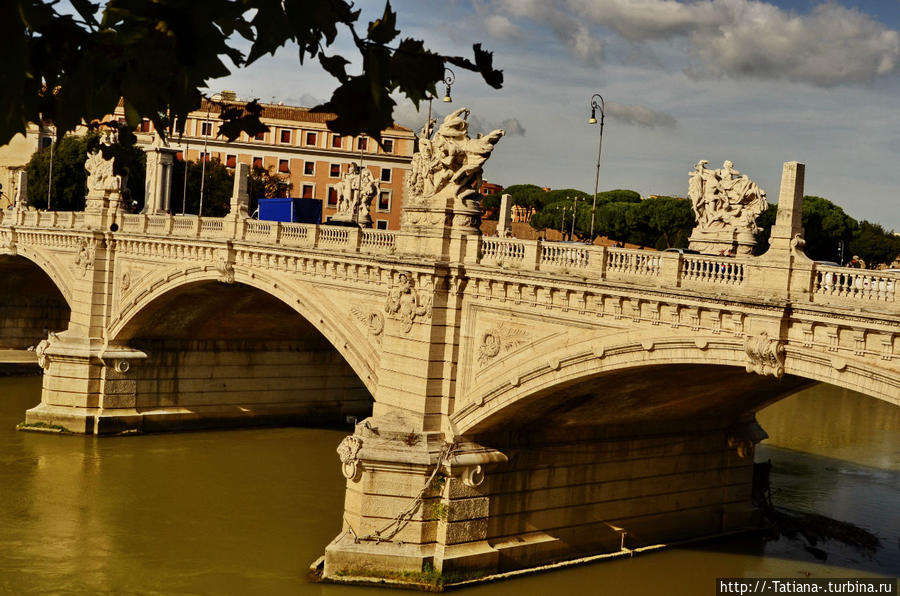 Мост Витторио Эмануэле II строили почти 25 лет и закончили только в 1911 году. Четыре крылатые Виктории и четыре группы скульптур, символизируют объединение Италии, свободу, победу над угнетателями и преданность новому государству. Красиво невероятно. Рим, Италия