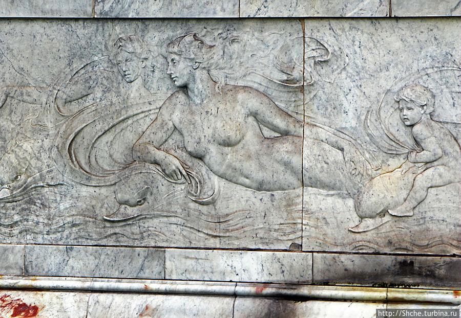 мраморные барельефы на морскую тематику по периметру фонтана мраморные барельефы на морскую тематику по периметру фонтана