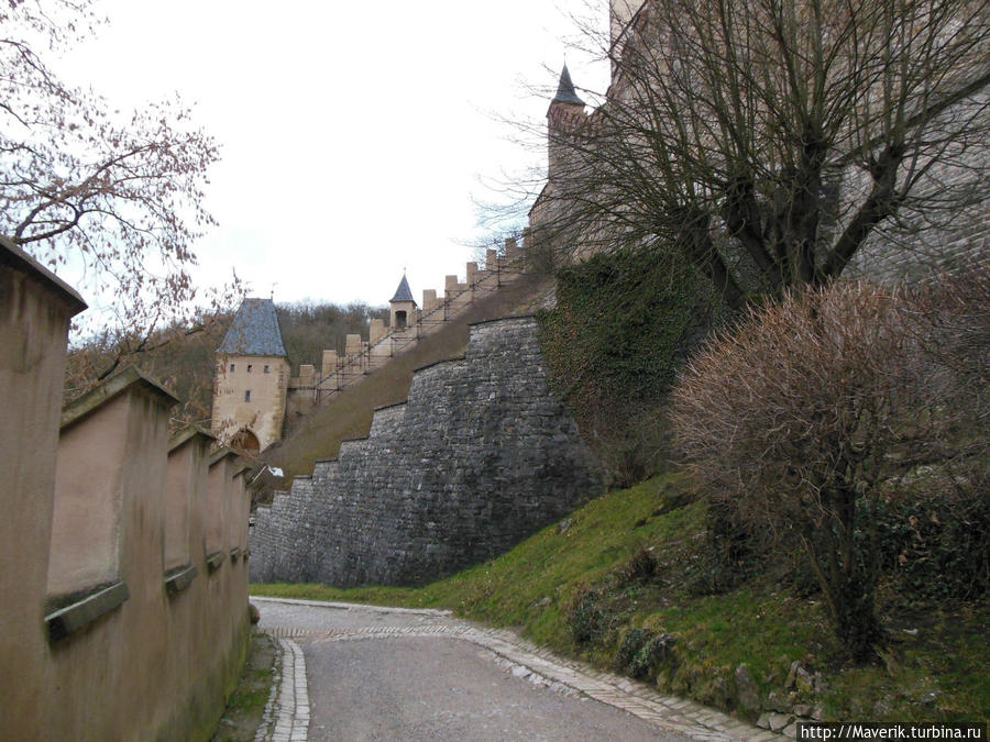 Замок Карлштейн — прекрасный образец средневековой крепости Карлштейн, Чехия