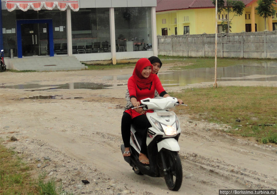 А в провинции девушки-мусульманки весело гоняют на моциках и даже строят глазки :-). Индонезия
