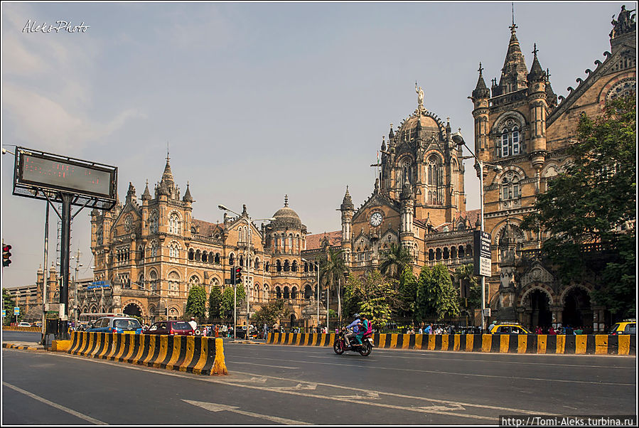 Это мы уже едем на такси дальше по городу. Ну, хоть отсюда смогли разглядеть весь массивный ансамбль...
* Это мы уже едем на такси дальше по городу. Ну, хоть отсюда смогли разглядеть весь массивный ансамбль...
*