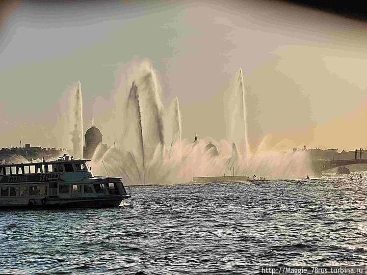 Поющие фонтаны у Стрелки Васильевского острова, подробнее о судьбе фонтанов, не прижившихся в городе, можно прочитать здесь http://turbina.ru/authors/Maggie_78rus/travels/view/112311/memo/58984/ Поющие фонтаны у Стрелки Васильевского острова, подробнее о судьбе фонтанов, не прижившихся в городе, можно прочитать здесь http://turbina.ru/authors/Maggie_78rus/travels/view/112311/memo/58984/