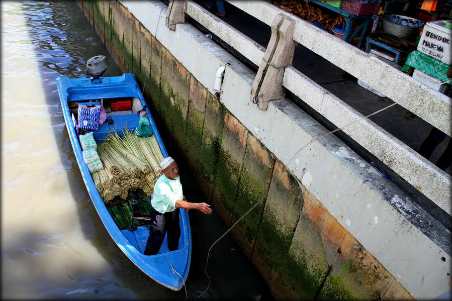 Практически все торговцы, привозят свой товар на лодках. Бандар-Сери-Бегаван, Бруней