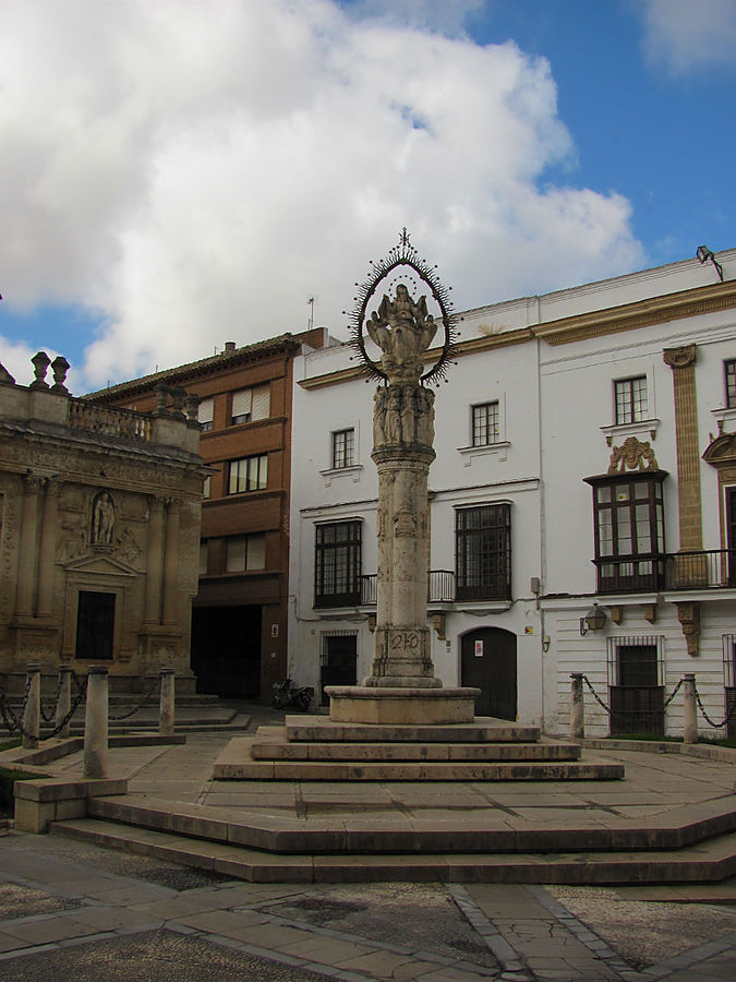 Площадь Успения (Plaza de la Asunción) , одно из самых примечательных мест в городе — настолько интересны здания, стоящие здесь. Площадь Успения (Plaza de la Asunción) , одно из самых примечательных мест в городе — настолько интересны здания, стоящие здесь.