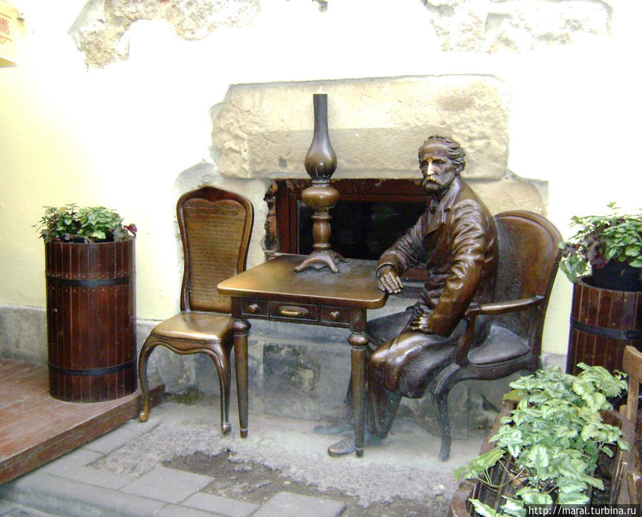 Памятник изобретателям керосиновой лампы Львов, Украина
