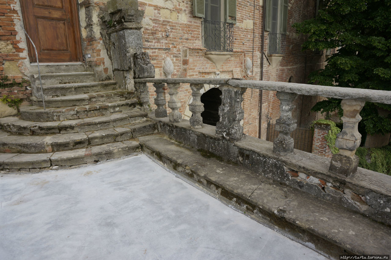 В объятиях замка Фрассинелло Пьемонт, Италия