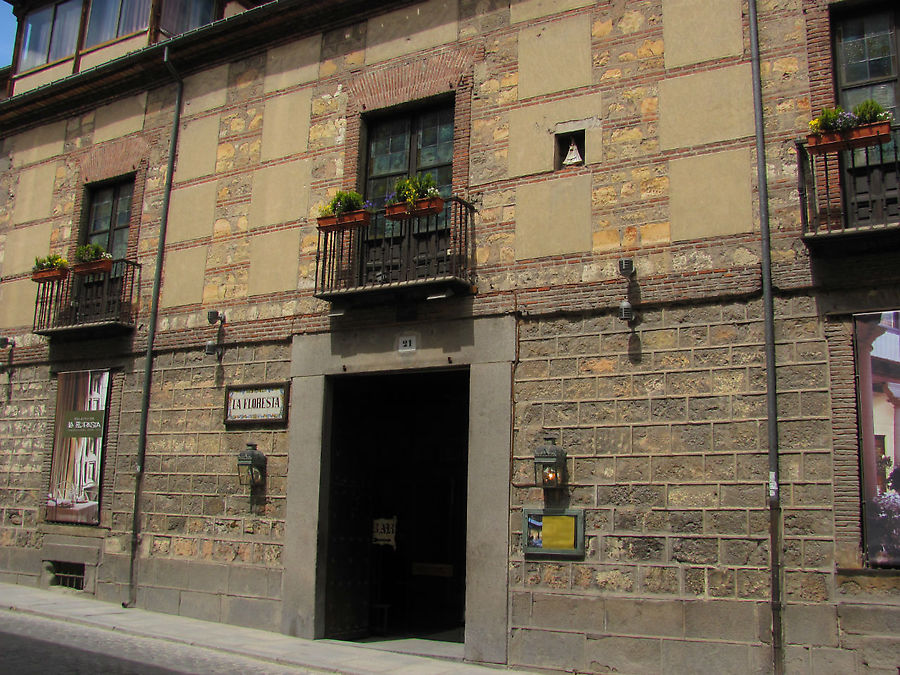 Сеговия. Ниша в стене дома на уроне второго этажа. Испания Сеговия. Ниша в стене дома на уроне второго этажа. Испания