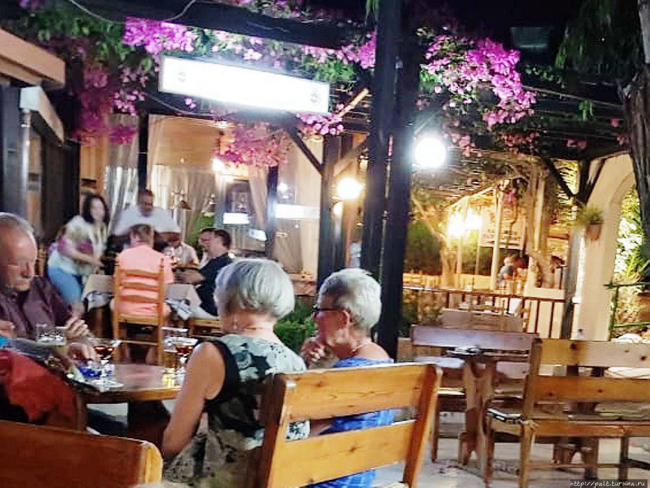 В Kafkaros Tavern очень душевная атмосфера и приятное обслуживание. Здесь хорошо и взрослым и детишкам. Протарас, Кипр