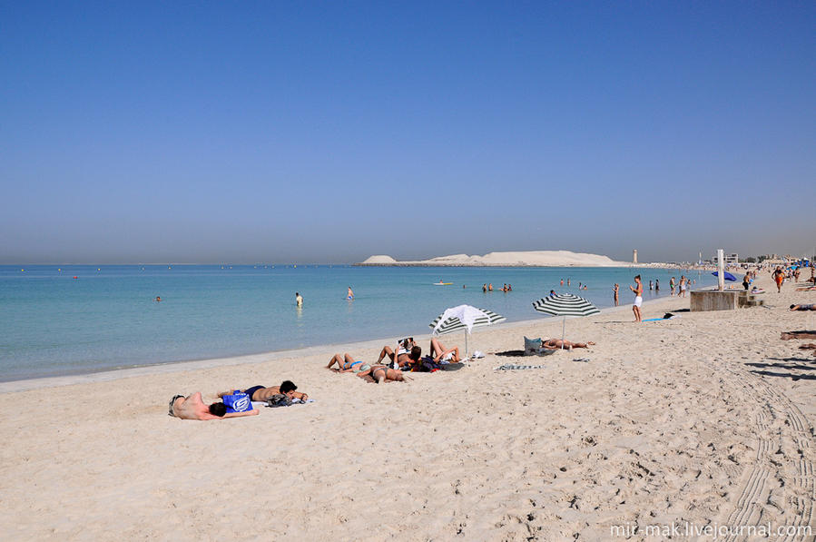Пляж очень чистый, комфортный, и местами не уступает многим платным пляжам Дубая. Дубай, ОАЭ
