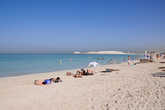 Пляж очень чистый, комфортный, и местами не уступает многим платным пляжам Дубая.
