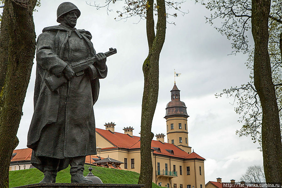 Памятник освободителям на фоне Несвижского замка Беларусь