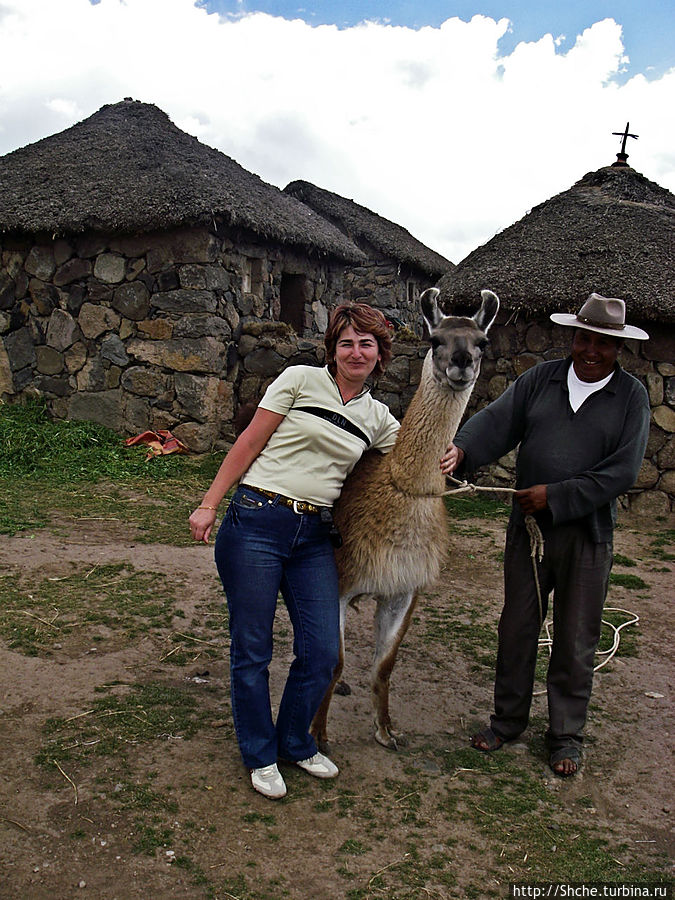 Хозяйский двор местных жителей в горах Перу Атункалла, Перу