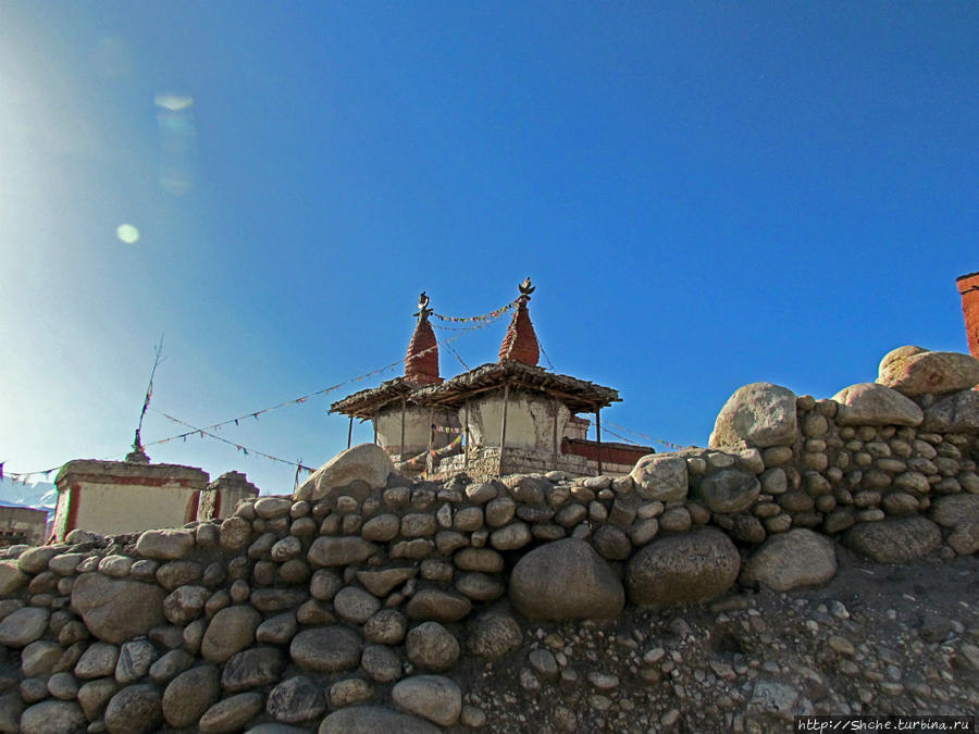 типичные тибетские храмы Чосер, Непал