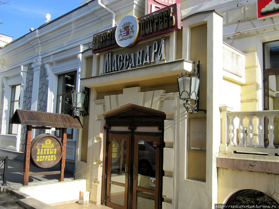 Слева от городского сада проходит ул.Екатерининская. В доме номер 3 проживал композитор А.А.Спендиаров. Ялта, Россия