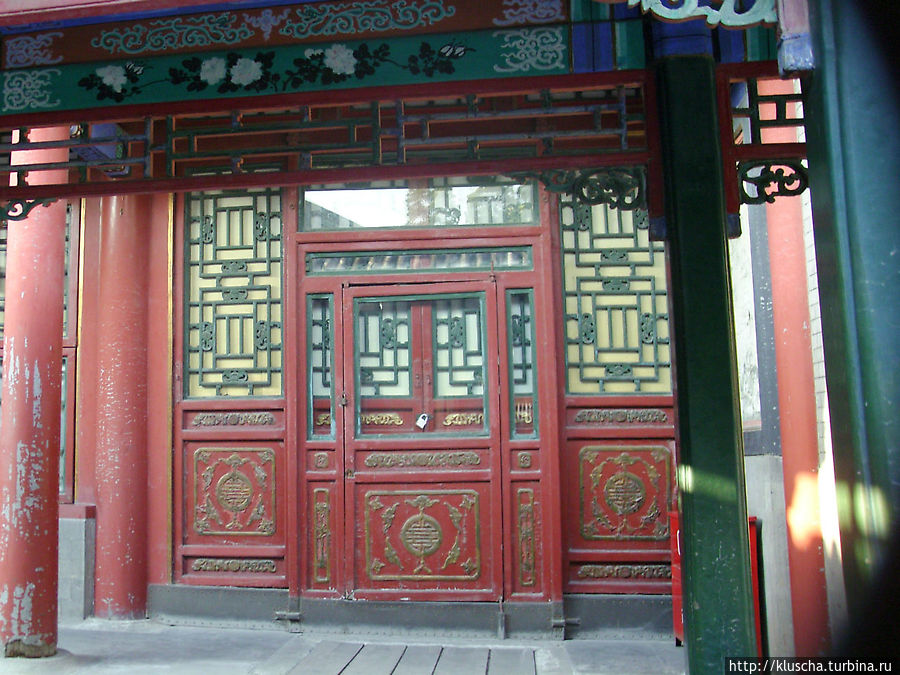 Убранство комнат, к сожалению, рассмотреть довольно сложно. Только через окна, которые моются видимо крайне редко, к тому же заляпаны носами туристов приникающих к ним, чтобы хоть что-то рассмотреть. Убранство комнат, к сожалению, рассмотреть довольно сложно. Только через окна, которые моются видимо крайне редко, к тому же заляпаны носами туристов приникающих к ним, чтобы хоть что-то рассмотреть.