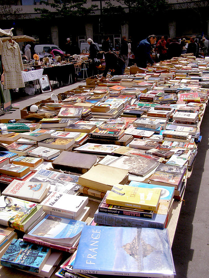По блошиной части рынка Алигр мы ходили недолго...книги, безделушки...но поснимать это приятно. Париж, Франция