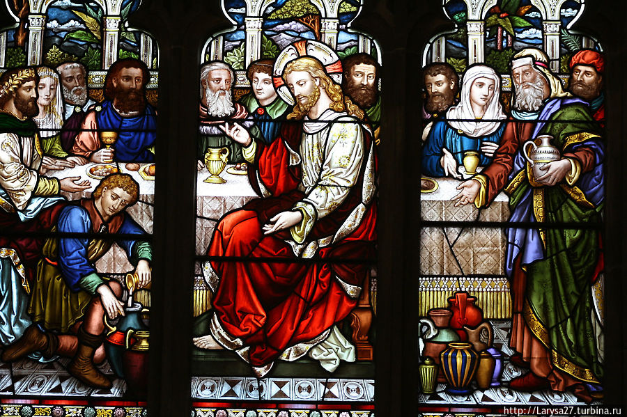 Церковь Святого Распятия. В этой церкви молилась Мария Стюарт и произносил свои проповеди знаменитый пастор времён Реформации Джон Нокс. Здесь в июне 1567 г. произошло коронование во младенческом возрасте сына Марии Стюатр — Якова VI Шотландского, который впоследствии стал Яковом I на английском престоле. Церковь Святого Распятия. В этой церкви молилась Мария Стюарт и произносил свои проповеди знаменитый пастор времён Реформации Джон Нокс. Здесь в июне 1567 г. произошло коронование во младенческом возрасте сына Марии Стюатр — Якова VI Шотландского, который впоследствии стал Яковом I на английском престоле.