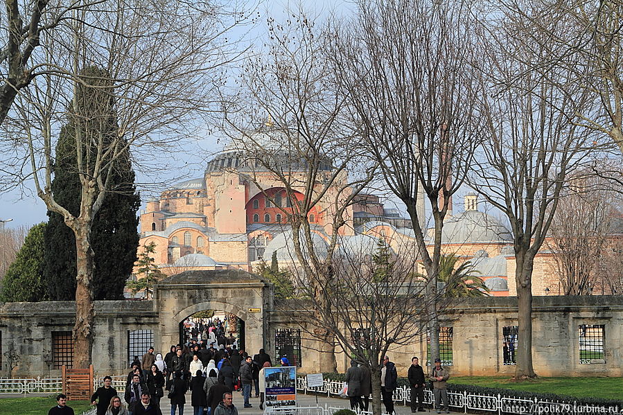 Святая София со ступенек Голубой мечети. Стамбул, Турция