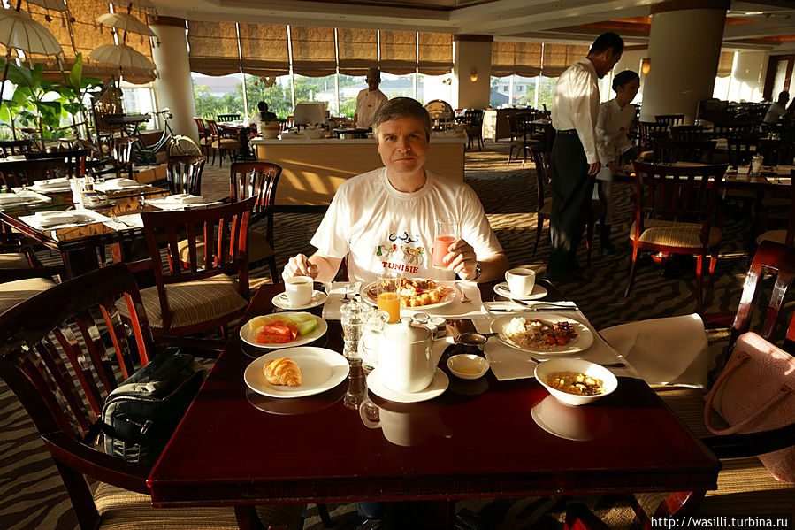 Неспешный завтрак. Отель Hyatt Regency 5*. Бандунг. Ява, Индонезия