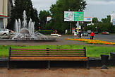 Вид на один из меньших фонтанов и кусочек ул.Коммунистическая.