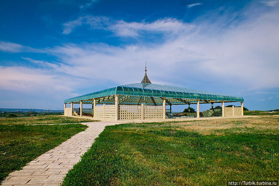 Шатёр над руинами Ханского дворца Шатёр над руинами Ханского дворца