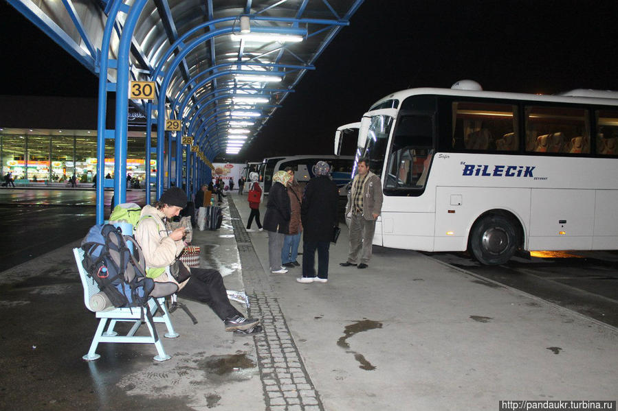 ждем автобус на платформе Бурса, Турция