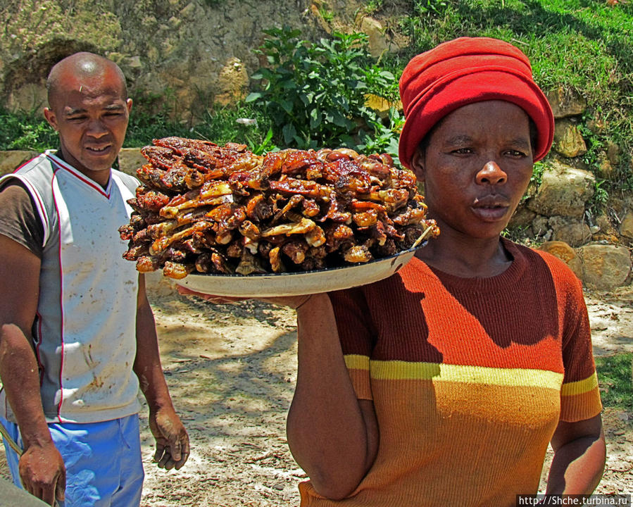 А не отведать ли жареной тилапии? Провинция Фианаранцуа, Мадагаскар