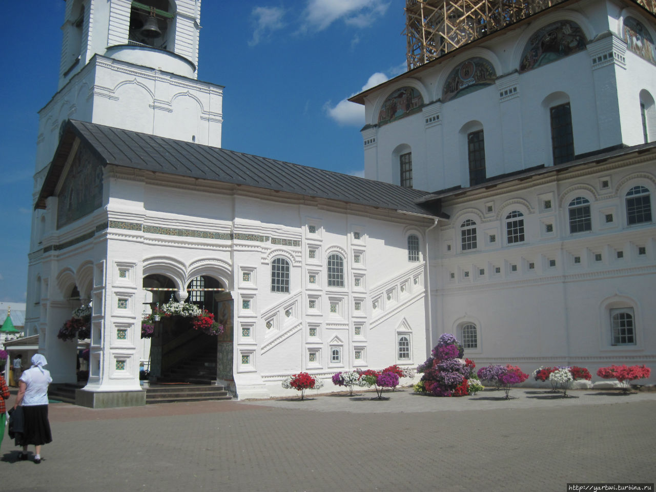 На территории монастыря красиво: много интересных природных и архитектурных объектов. Толга, Россия