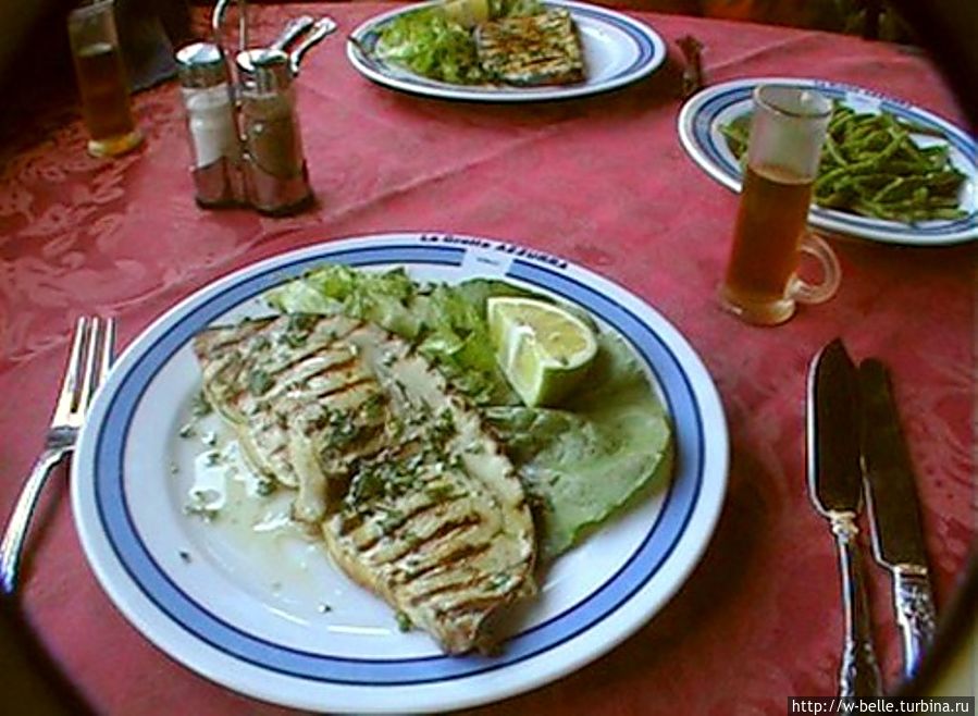 Меч — рыба в ресторанчике на набережной. Меч — рыба в ресторанчике на набережной.