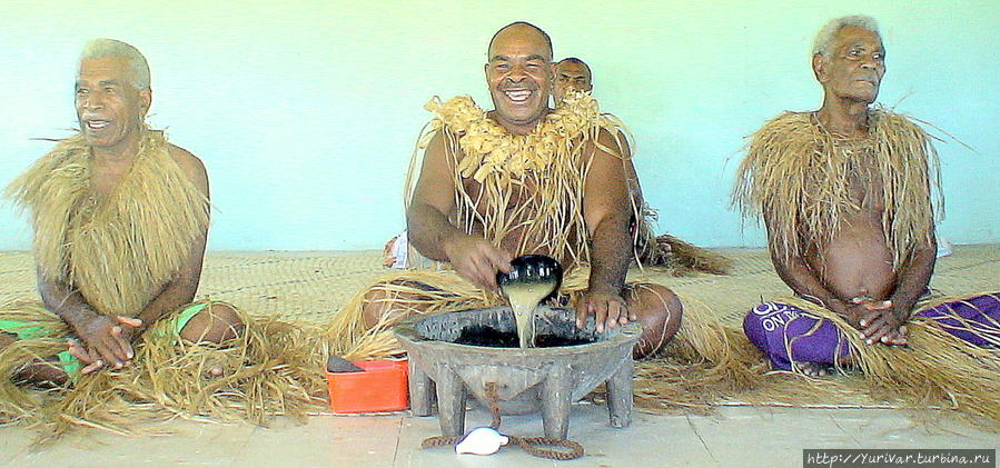 Старейшины деревни проводят церемонию Кава Остров Дравака, Фиджи