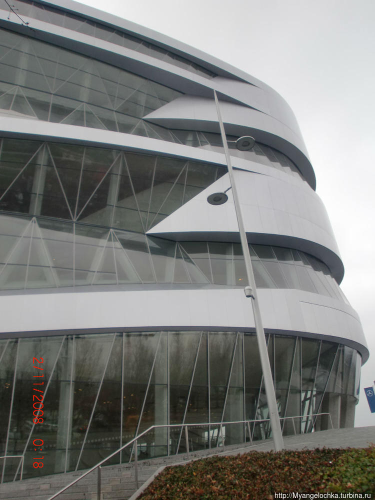 Здание музея Мерседес Здание музея Мерседес