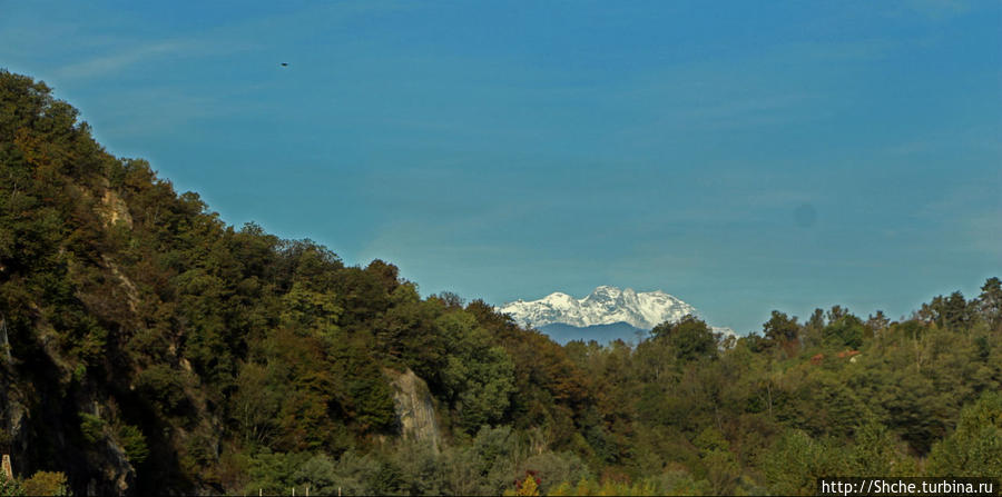 иногда за зеленым покровом виднеются снежные вершины Альп Пьемонт, Италия