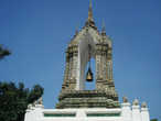 Очаровательные короны над воротами Ват Пхо.