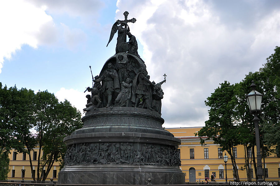 … Памятник Тысячелетию России воздвигнут в 1862 году в честь юбилея призвания варягов на Русь. Авторами проекта были молодые и никому неизвестные в то время скульпторы Михаил Микешин и Иван Шредер. … Памятник Тысячелетию России воздвигнут в 1862 году в честь юбилея призвания варягов на Русь. Авторами проекта были молодые и никому неизвестные в то время скульпторы Михаил Микешин и Иван Шредер.