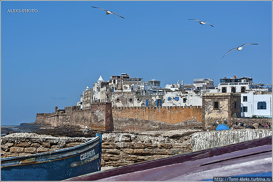 Чтобы существовать на берегу океана, город должен иметь хорошие укрепления...
* Эссуэйра, Марокко