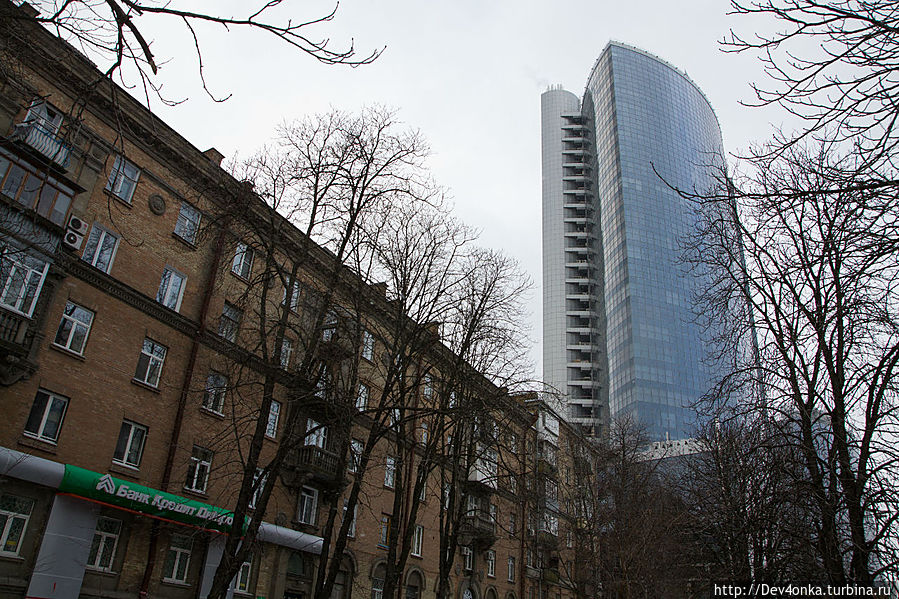 Новые и старые дома. На контрасте. Новые и старые дома. На контрасте.