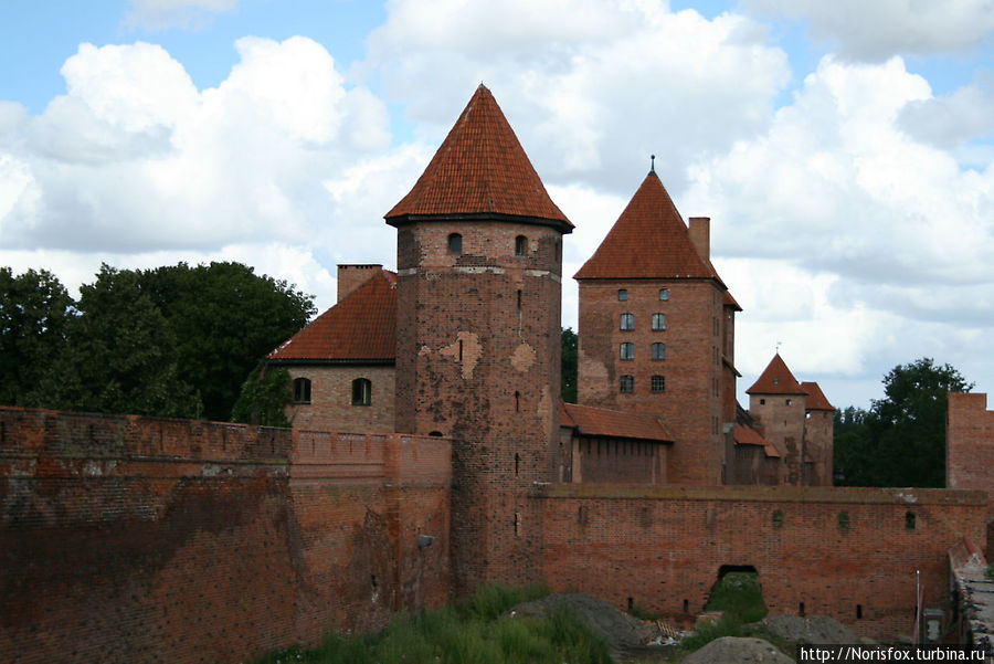 Таким замок предстает при подъезде к нему Мальборк, Польша