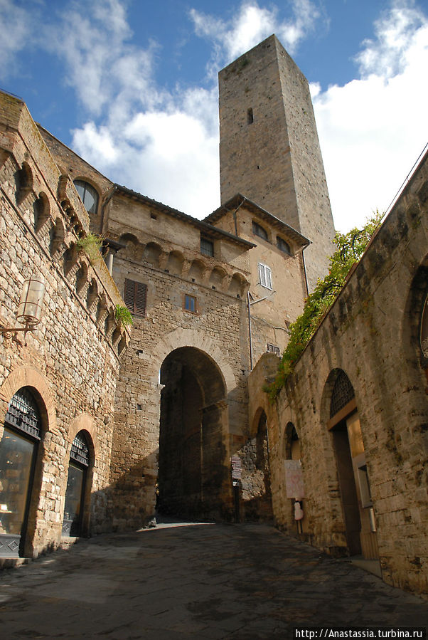 На самой высокой башне или со своей колокольни Сан-Джиминьяно, Италия
