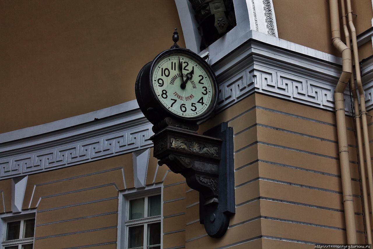 Часы под аркой Главного штаба Санкт-Петербург, Россия