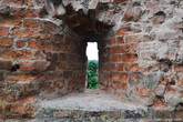 Неприступные стены древней крепости.

Окна такой формы, раньше строили специально для лучников, которые могли стрелять из них по врагам, а в них самих попасть было довольно непросто.