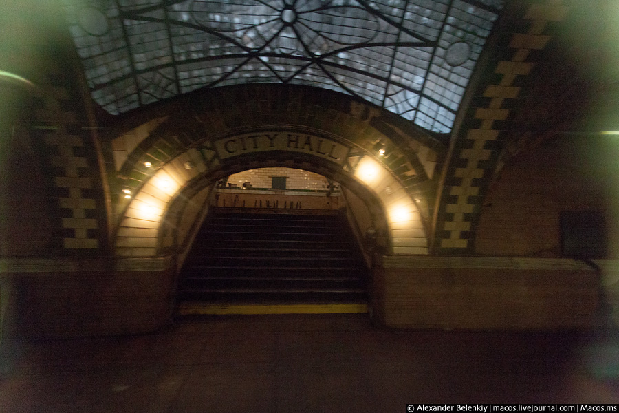 А вот самая красивая, к сожалению, закрыта и заброшена. City Hall была самой первой станцией этого метро, но её уже много лет как закрыли за ненадобностью, сегодня станция используется для разворота поездов 6-й линии. Можно схитрить и остаться в поезде, не выходя на конечной: у вас будет несколько десятков секунд, пока поезд делает оборот, чтобы увидеться с прошлым. Нью-Йорк, CША