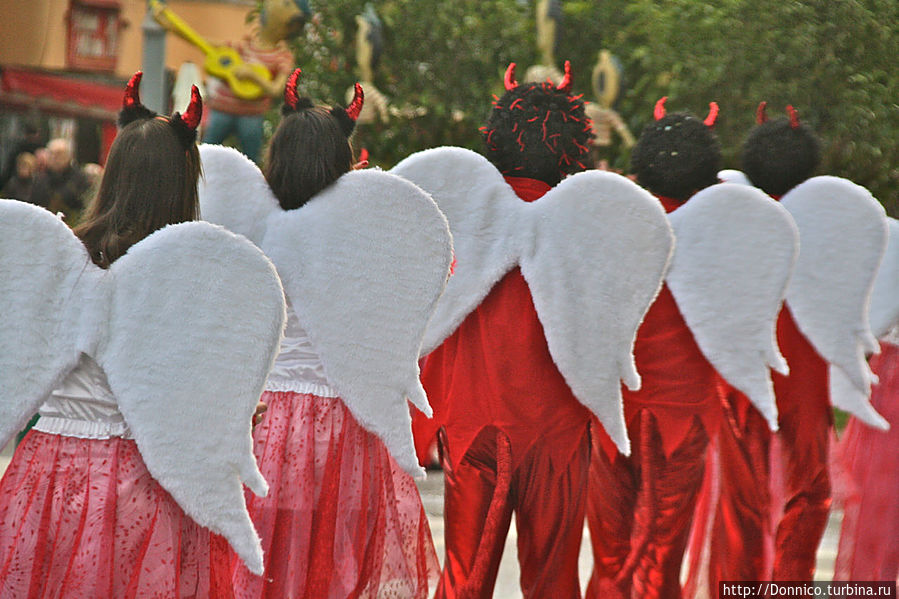 продолжая тему инь-ян, эти ангелы-демоны сделали очень концептуальный костюм, символизируя борьбу и притяжение противоположностей, добра и зла, которые присутствуют в каждом существе продолжая тему инь-ян, эти ангелы-демоны сделали очень концептуальный костюм, символизируя борьбу и притяжение противоположностей, добра и зла, которые присутствуют в каждом существе